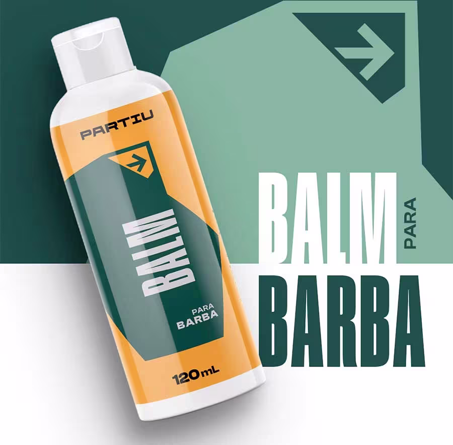 Produto para barba da marca Partiu. Embalagem plástica transparente com tampa branca, contendo um líquido de cor laranja. Rótulo com o nome da marca "Partiu" em letras cinzas, um símbolo geométrico verde e laranja, e o texto "Para Barba" em verde.