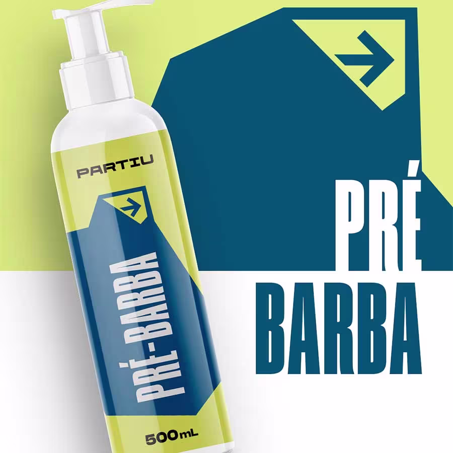 Produto de higiene pessoal em embalagem plástica com dispensador tipo bomba. Frasco cilíndrico de 500ml com líquido amarelo claro. Rótulo azul e amarelo com o nome "Partiu Pré-Barba" em letras brancas grandes.