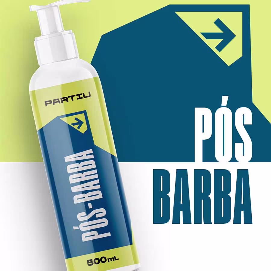 Produto de higiene pessoal em embalagem plástica com bomba dosadora. Frasco cilíndrico de 500ml. Rótulo azul e amarelo com o nome "Partiu Pós-Barba" e o logotipo da marca. Embalagem simples e direta, destacando a função do produto.