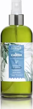 Frasco de spray aromatizador de ambiente da linha Essenza Serra Gaúcha, com rótulo azul indicando o produto "Calma" e  volume de 250ml