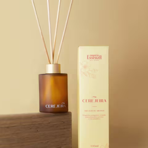 Frasco de difusor de aromas da marca Empório Essenza, com embalagem em tons de marrom e amarelo, contendo 130ml do produto. O rótulo apresenta o nome da marca "Cerejeira" em destaque.