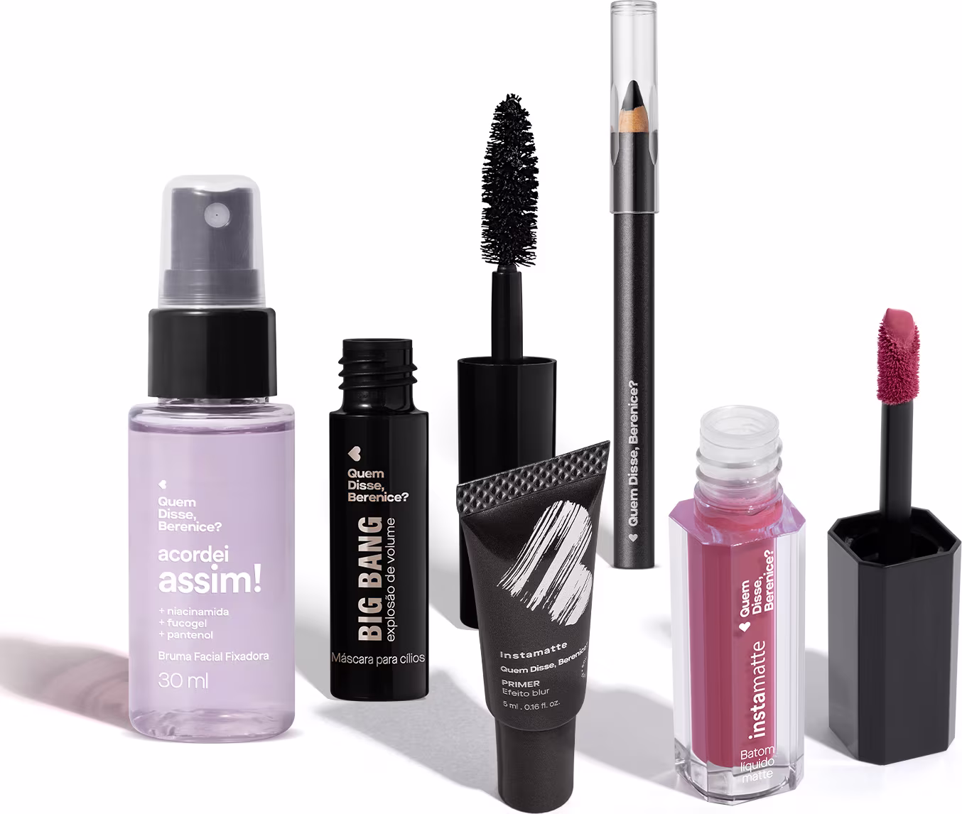 Bruma, batom, primer, lápis de olho e máscara de cílios. Todos em versão miniatura, dispostos lado a lado em um mfundo branco.