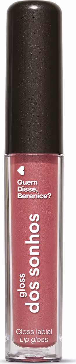 A imagem mostra um gloss labial em uma embalagem cilíndrica com a tampa preta e o tubo transparente permite ver o tom nude rosado brilhante do gloss e a marca Quem disse, Berenice? e a linha estampados no frasco.