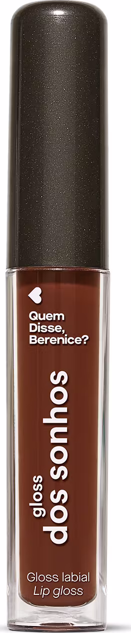 A imagem mostra um gloss labial em uma embalagem cilíndrica com a tampa preta e o tubo transparente permite ver o tom marrom brilhante do gloss e a marca Quem disse, Berenice? e a linha estampados no frasco.