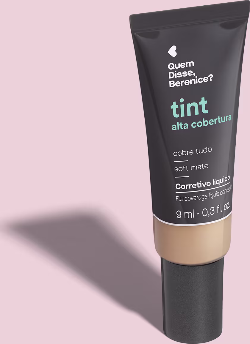 Corretivo líquido Quem Disse, Berenice? Tint Alta Cobertura, embalagem plástica preta, sendo a parte inferior transparente para mostrar a cor. Cores predominantes da embalagem são preto com texto em branco e azul turquesa.