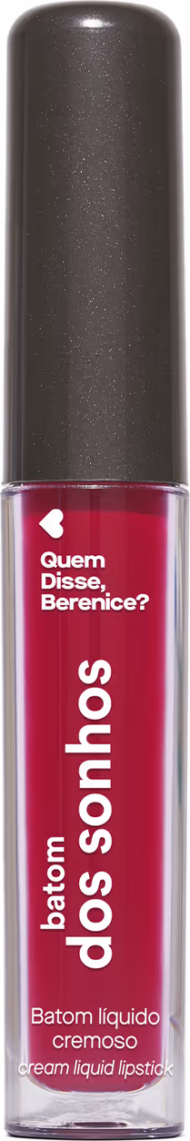 A imagem mostra um batom labial em uma embalagem cilíndrica com a tampa preta e o tubo transparente permite ver o tom vermelho brilhante do batom e a marca Quem disse, Berenice? e a linha estampados no frasco.