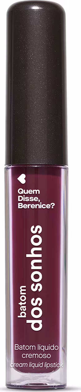 A imagem mostra um batom labial em uma embalagem cilíndrica com a tampa preta e o tubo transparente permite ver o tom roxo brilhante do batom e a marca Quem disse, Berenice? e a linha estampados no frasco.