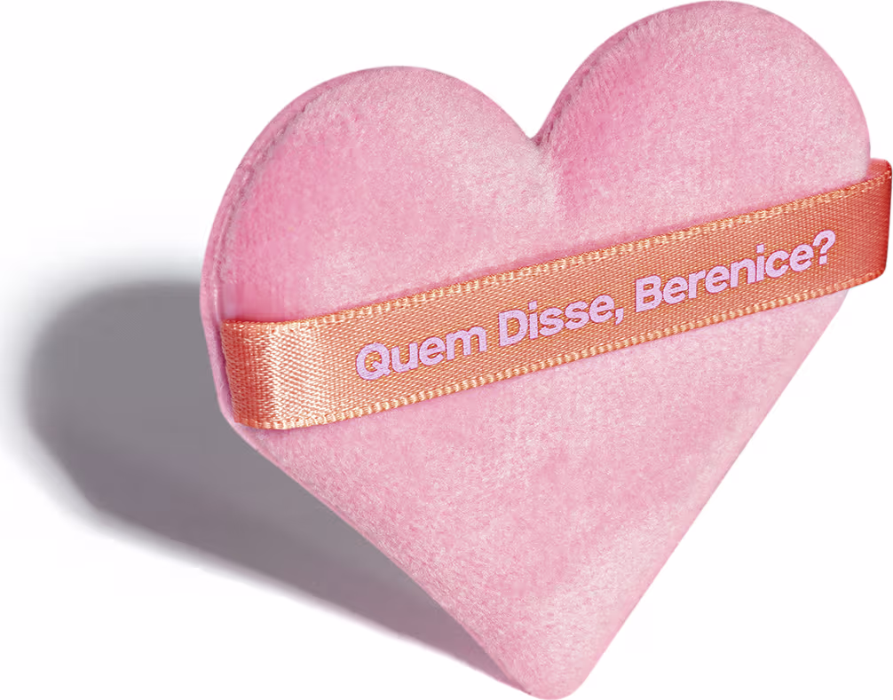 Esponja de maquiagem para pó facial, em formato de coração. Fundo branco.