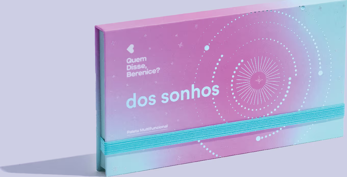 A imagem mostra a Paleta Quem Disse, Berenice? Dos Sonhos fechada com elástico azul, em caixa retangular com cores rosa e azul turquesa.