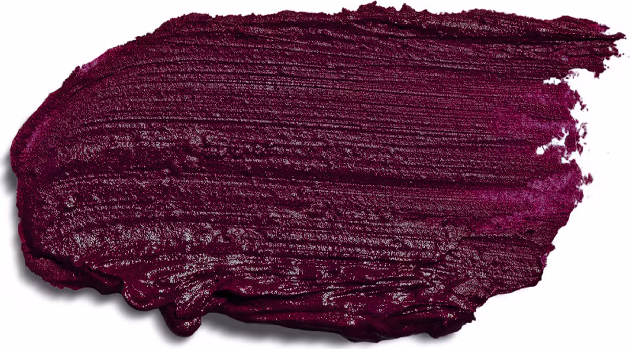 O produto apresentado é um batom vinho intenso, com uma textura cremosa e brilhante. Não há rótulos ou marcas visíveis na imagem.