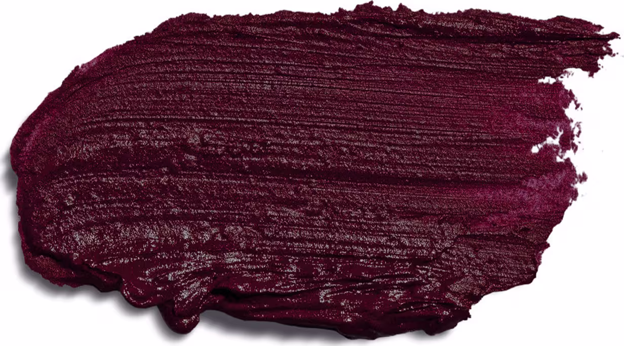Trata-se de uma aplicação de batom de cor vinho escuro, com uma textura cremosa e brilhante. A imagem mostra apenas o produto em si, sem embalagem ou rótulos visíveis.