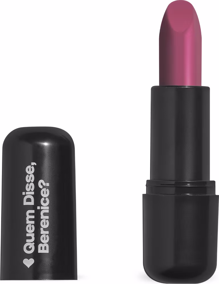 O produto apresentado na imagem é um batom da marca Quem Disse, Berenice?. O batom possui uma embalagem preta com o nome da marca em letras brancas. A cor do batom é um tom de rosa escuro.
