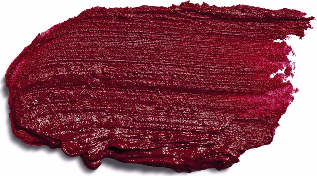 O produto apresentado na imagem é um batom da marca Quem Disse, Berenice?. Trata-se de uma textura cremosa e brilhante, em um tom de vermelho escuro e profundo A imagem mostra apenas o produto aplicado, com uma aparência aveludada e uma tonalidade intensa