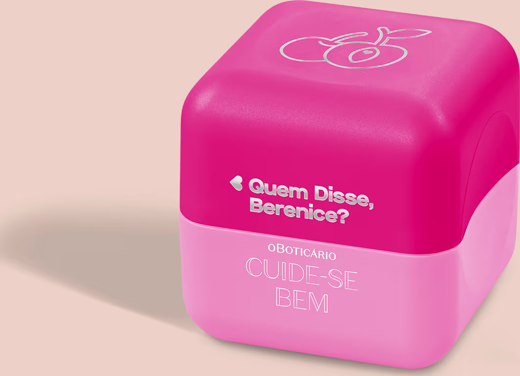 Balm labial em embalagem hexagonal na cor rosa vibrante. O rótulo na parte inferior exibe o texto "Quem Disse, Berenice?" seguido por "OBOTICÁRIO" e "CUIDE-SE BEM!" em letras menores. A embalagem tem um acabamento brilhante e uma aparência compacta.