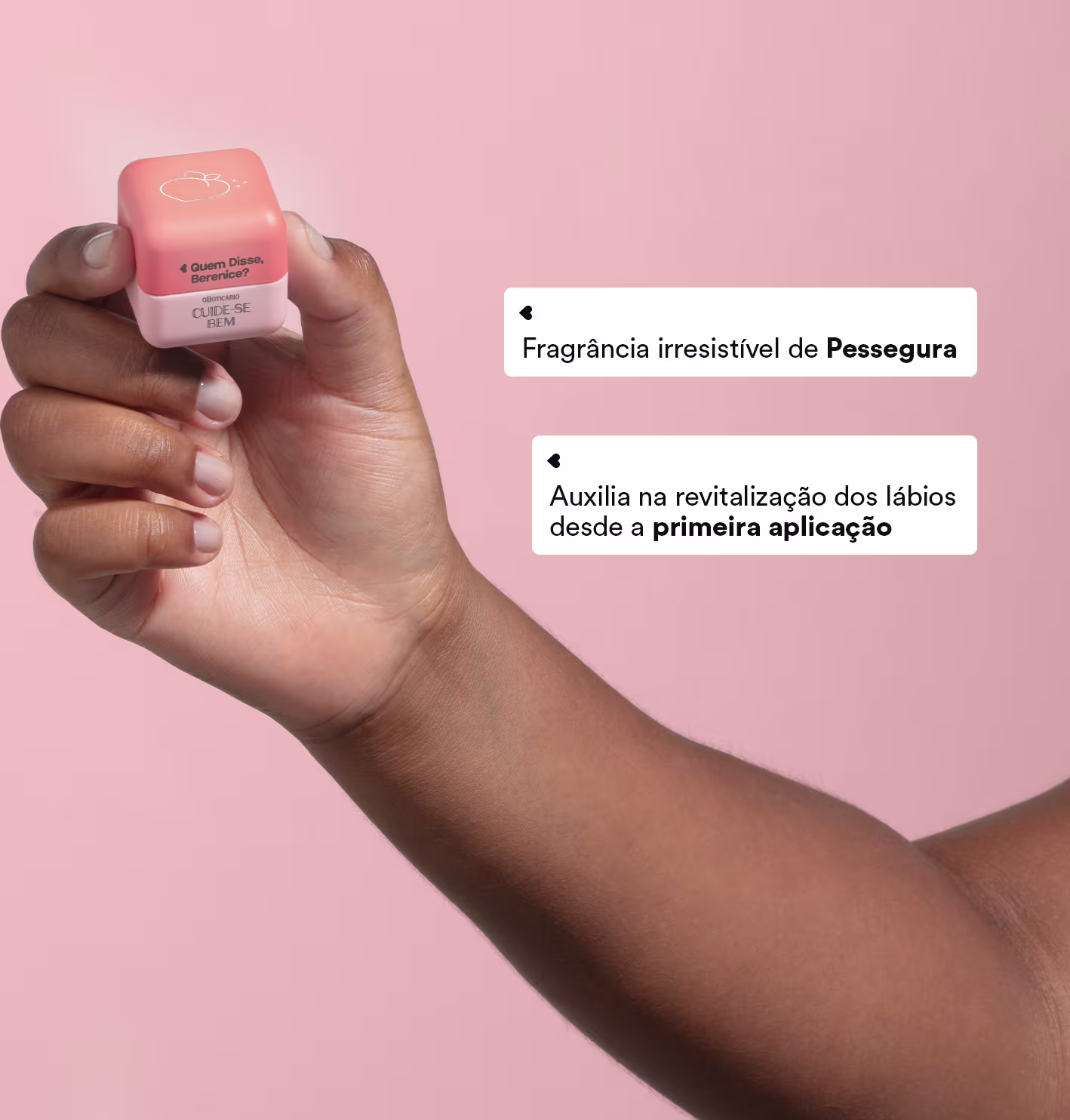 O produto é um hidratante labial. O texto destaca que o produto tem uma "fragrância irresistível de Pessegura" e "auxilia na revitalização dos lábios desde a primeira aplicação". A imagem mostra uma mão segurando a embalagem em um fundo rosa claro.