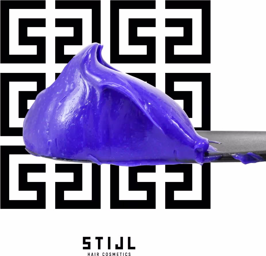 Produto para cabelo da marca Stijl Hair Cosmetics, com textura brilhante e azulada. Imagem com fundo preto e branco em padrão geométrico grego repetido, formando quadrados vazados. Logotipo da marca Stijl no canto inferior.