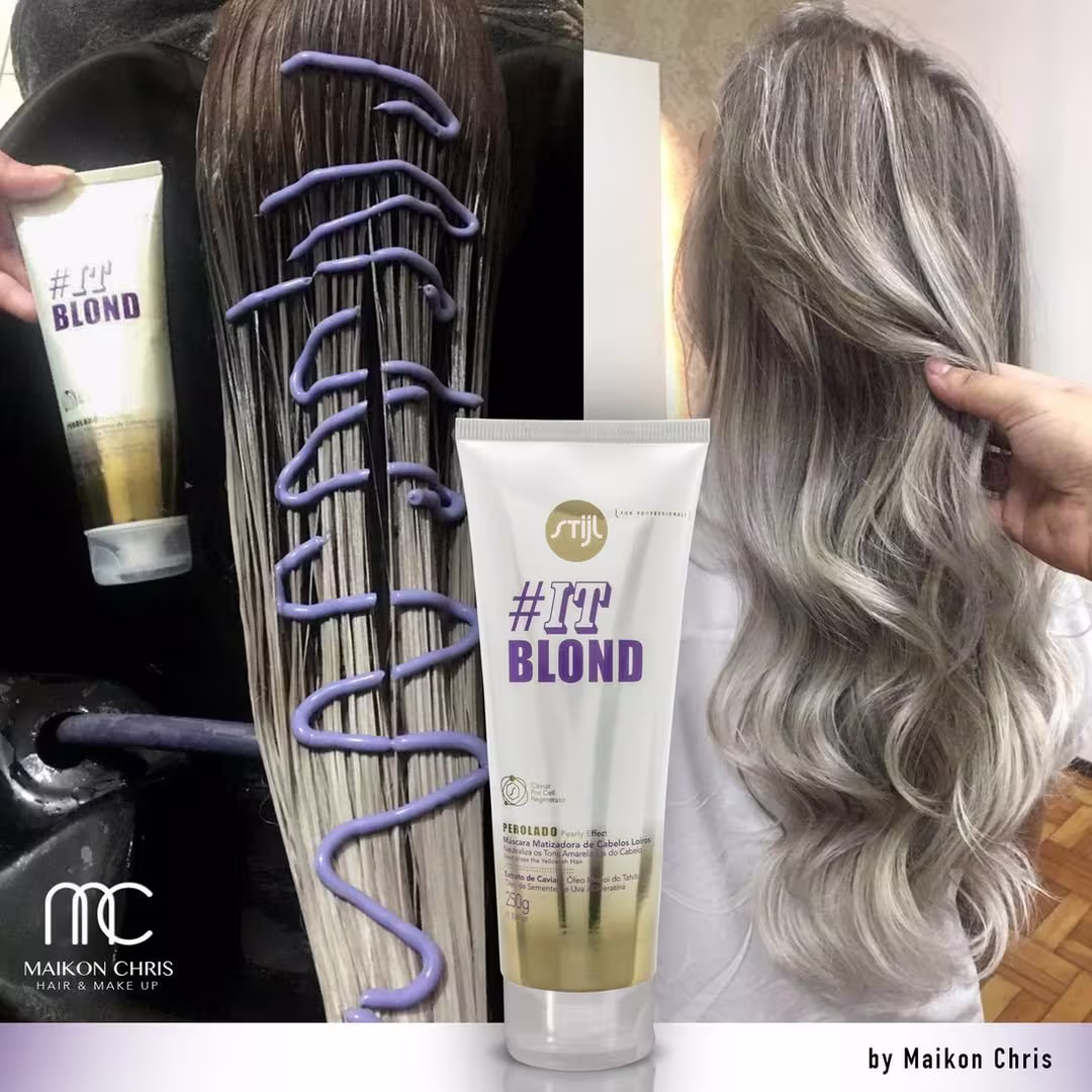 Produto para matização de cabelos loiros da linha #ItBlond da marca Stijl. Embalagem plástica branca e dourada com o nome do produto em letras roxas. Ao lado, uma amostra de cabelos loiros ondulados, provavelmente após aplicação do produto.