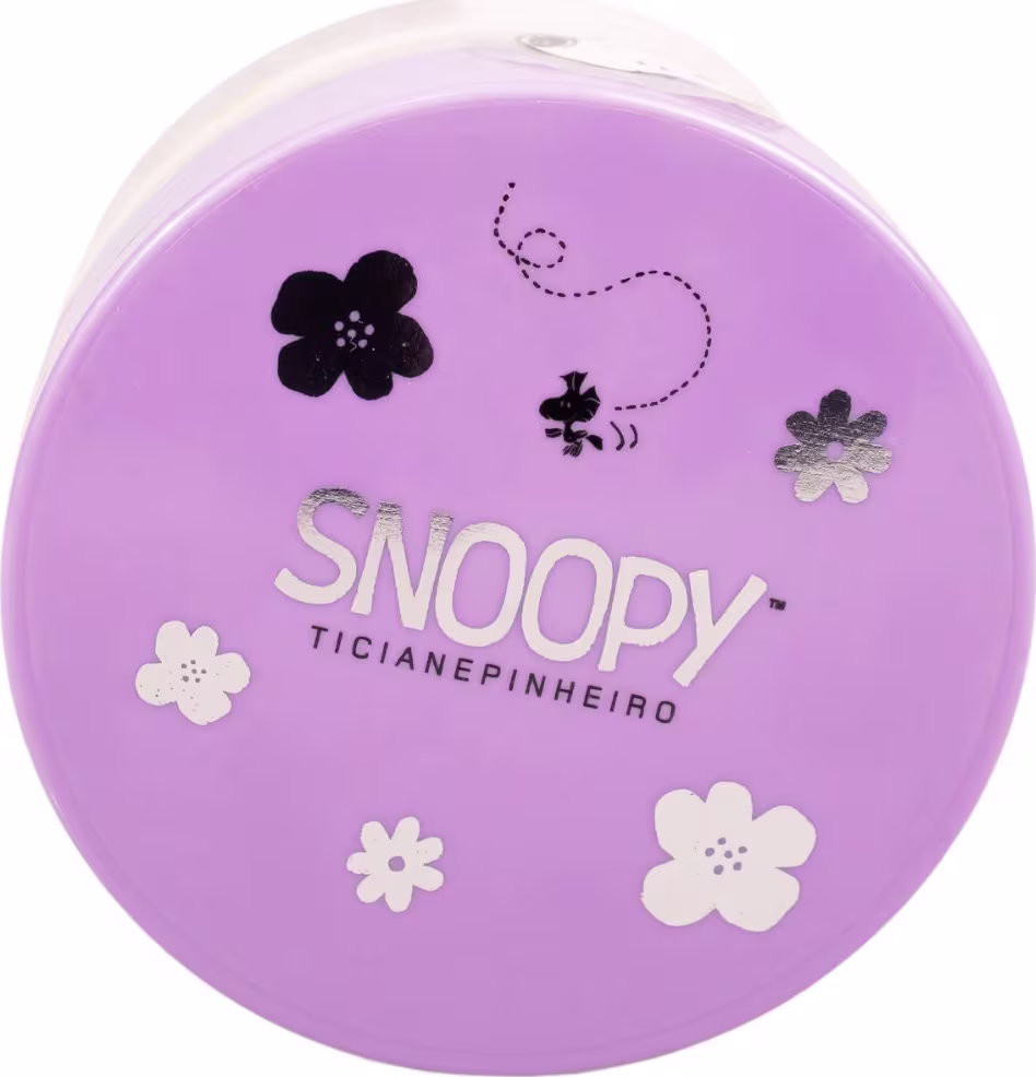 Tampa do esfoliante exibe o nome "Snoopy Ticiane Pinheiro" em letras brancas, bem como ilustrações de flores em preto e branco.