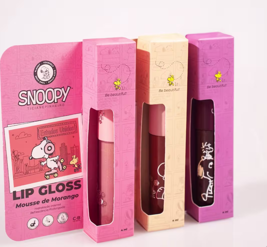A imagem mostra as 3 cores do Lip Gloss Cia. Beauty Snoopy Ticiane Pinheiro: Banoffe, Torta de Maçã e Mousse de Morango