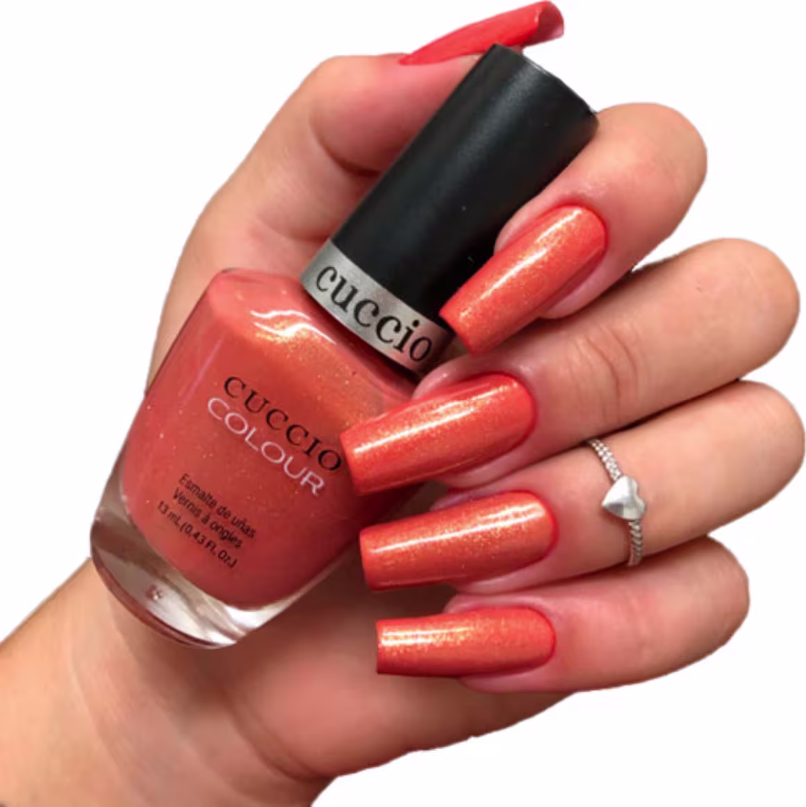 Modelo com as unhas pintadas segurando o frasco do Cuccio Brasil Colour Blush Hour 1146 - Esmalte Cintilante 13ml.