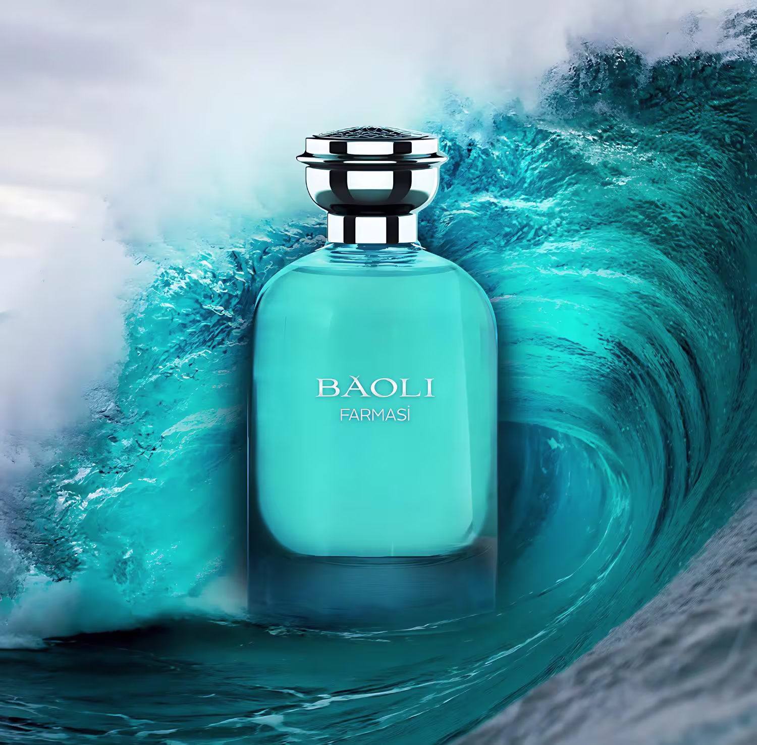 Perfume em frasco de vidro azul claro com tampa preta e branca. A imagem mostra o frasco em destaque contra um fundo de ondas de água azul turquesa e espuma, criando um efeito aquático e refrescante.