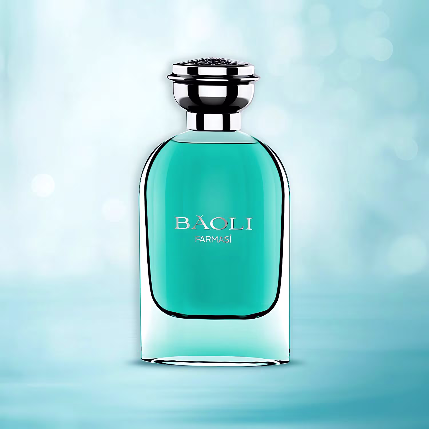 Perfume em frasco de vidro retangular com cantos arredondados e tampa cromada brilhante na parte superior. O frasco tem formato  Na frente do frasco, está impresso o nome "BAOLI" em letras maiúsculas douradas, seguido de "FARMASI" em letras menores.