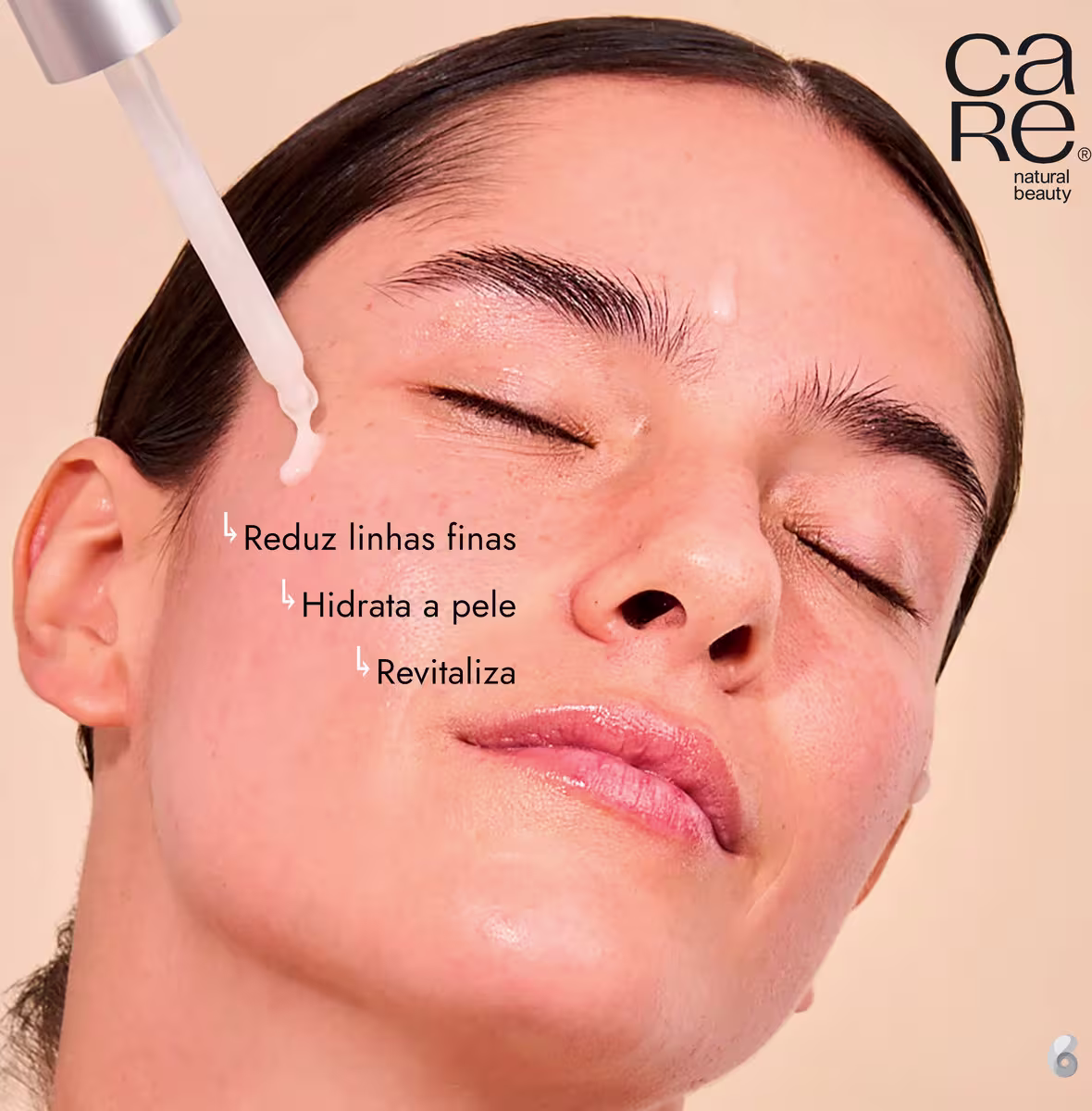 A imagem mostra uma mulher aplicando o sérum no rosto. Na pele estão escritas alguns benefícios do produto.