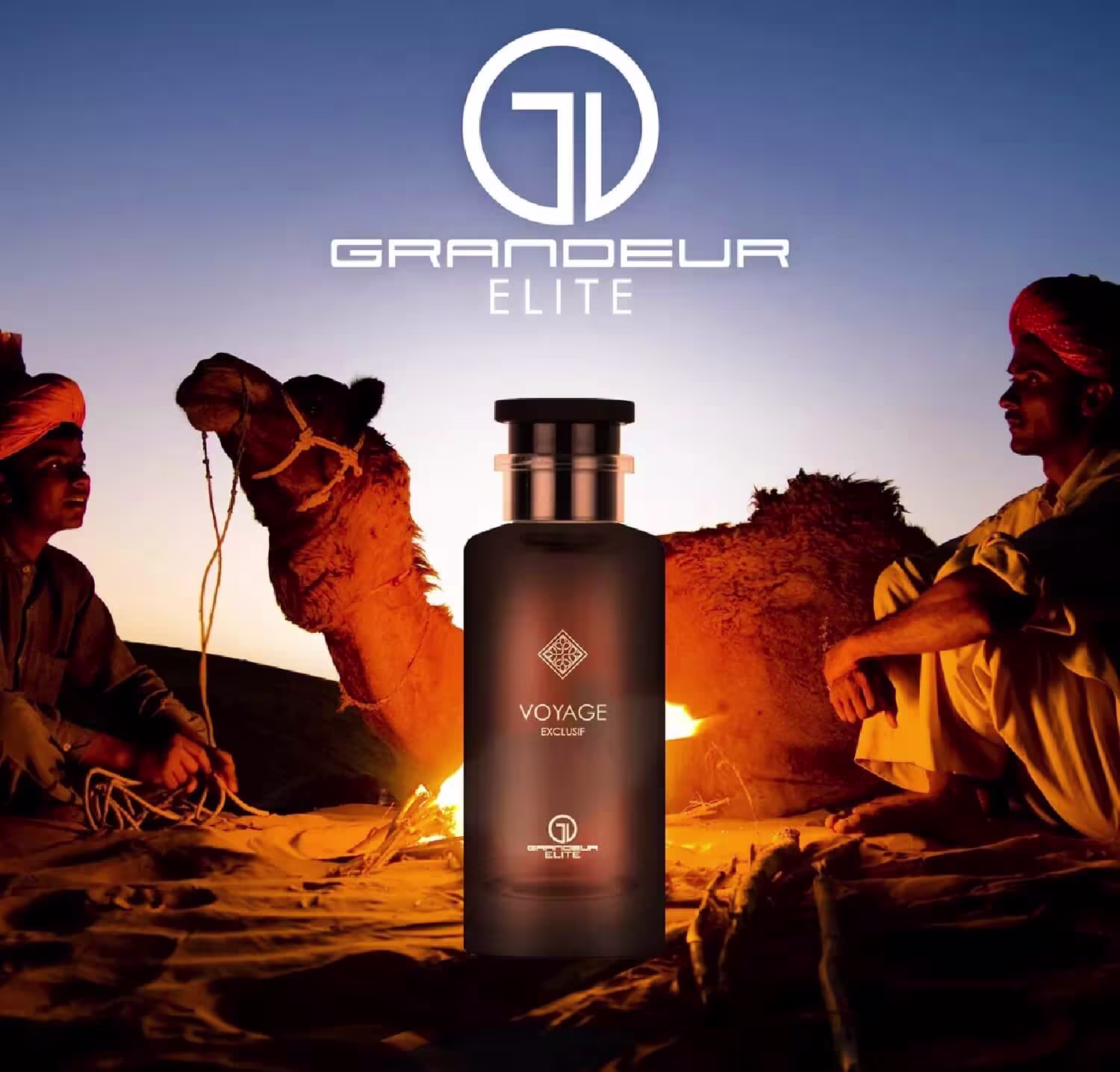 A imagem mostra um frasco de perfume marrom, com dois homens ao fundo e um camelo ao meio.