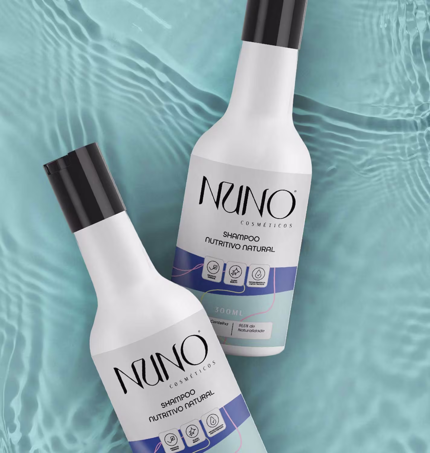 A imagem mostra dois frascos do shampoo sobre um fundo texturizado em tons de azul claro, o que transmite uma sensação clean e natural.
