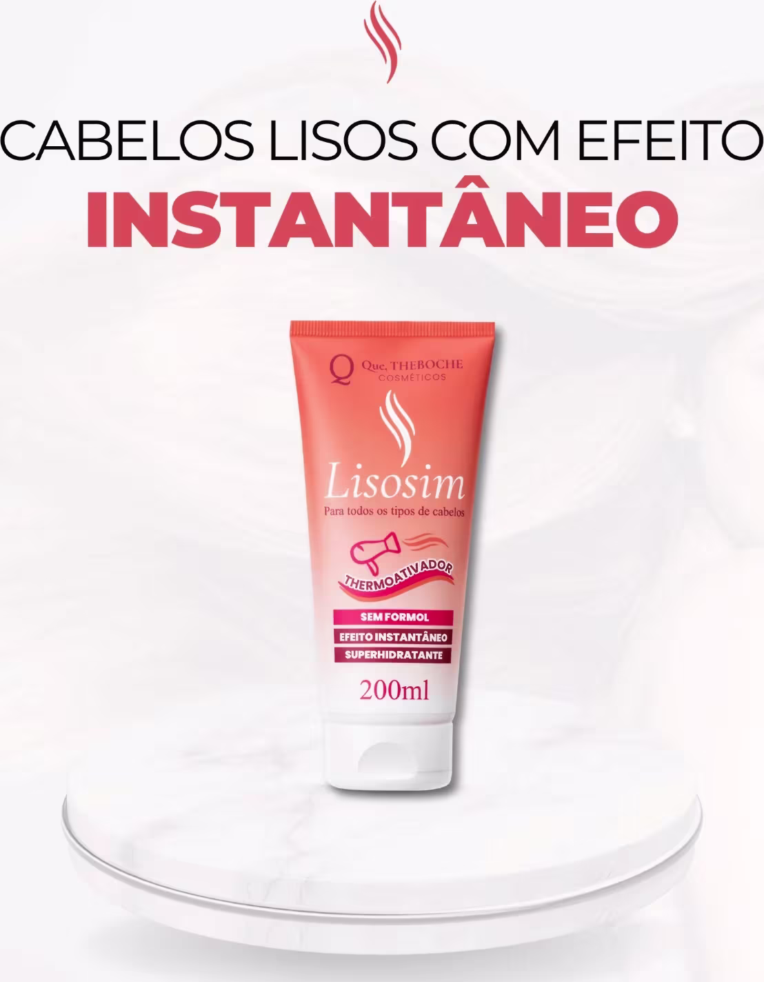 A imagem mostra a embalagem do Lisosim, em cima de uma superfície redonda branca e acima tem a frase cabelos lisos com efeito instantâneo. Possui um fundo branco transparente, com uma mulher de cabelos lisos esvoaçantes ao fundo.