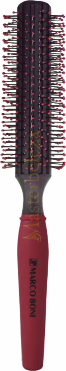 Escova de cabelo Marco Boni. Corpo vermelho com o nome da marca impresso. Cerdas pretas e vermelhas dispostas em fileiras paralelas. Formato cilíndrico alongado para facilitar o penteado e modelagem dos cabelos.