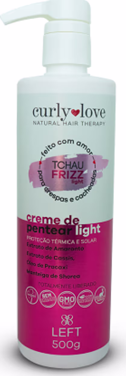 A imagem mostra um creme de pentear para cabelos com curvatura em uma embalagem plástica branca com uma bomba dosadora. Com detalhes em cor-de-rosa, possui 500g e é vegano.