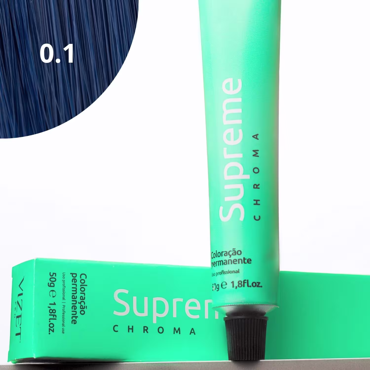 A imagem mostra a embalagem em tubo plástico verde claro com o nome da marca e produto impresso. Caixa retangular verde com detalhes do produto, incluindo a cor e o volume de 50g. No canto superior há uma pequena mecha com o tom da coloração.