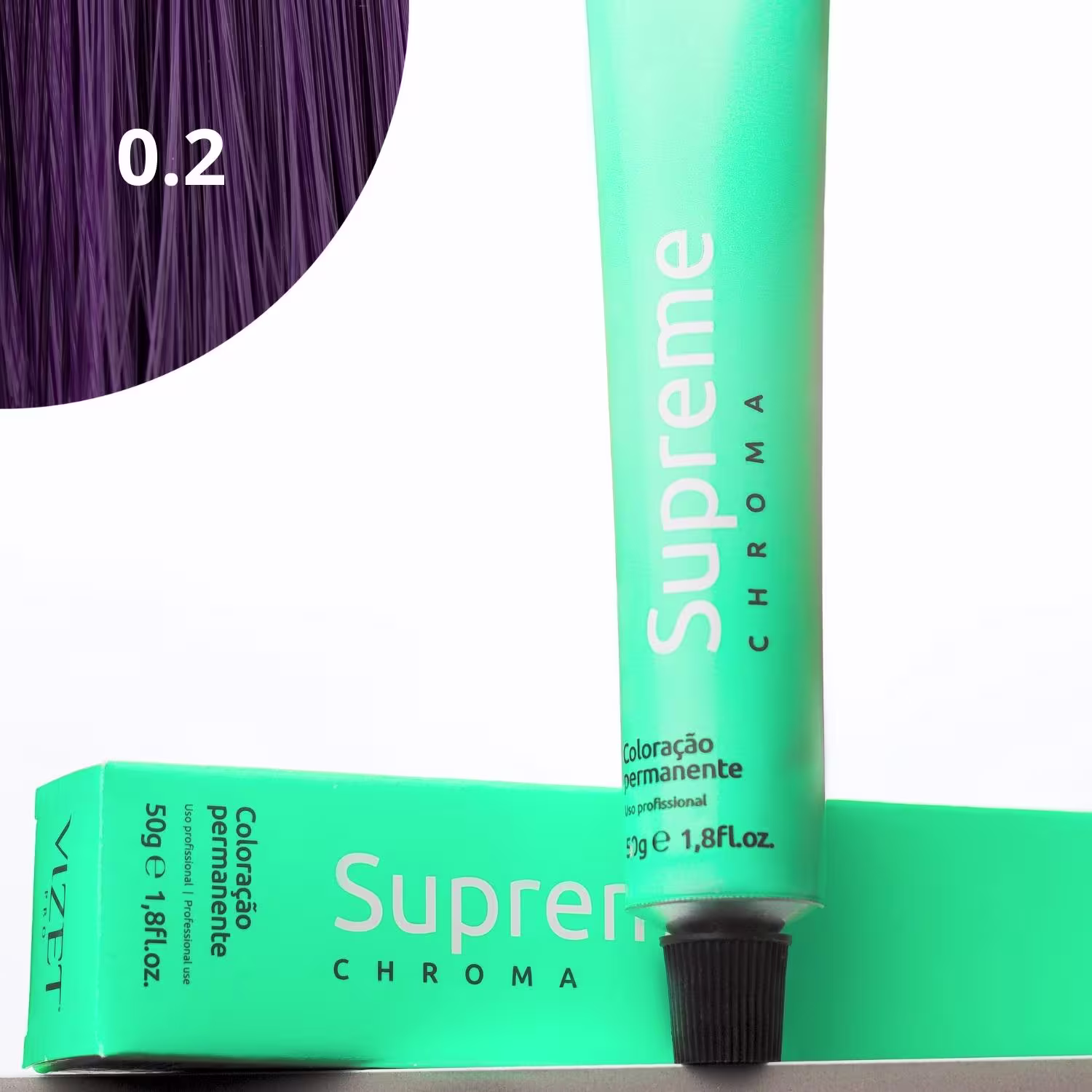 A imagem mostra a embalagem em tubo plástico verde claro com o nome da marca e produto impresso. Caixa retangular verde com detalhes do produto, incluindo a cor e o volume de 50g. No canto superior há uma pequena mecha com o tom da coloração.