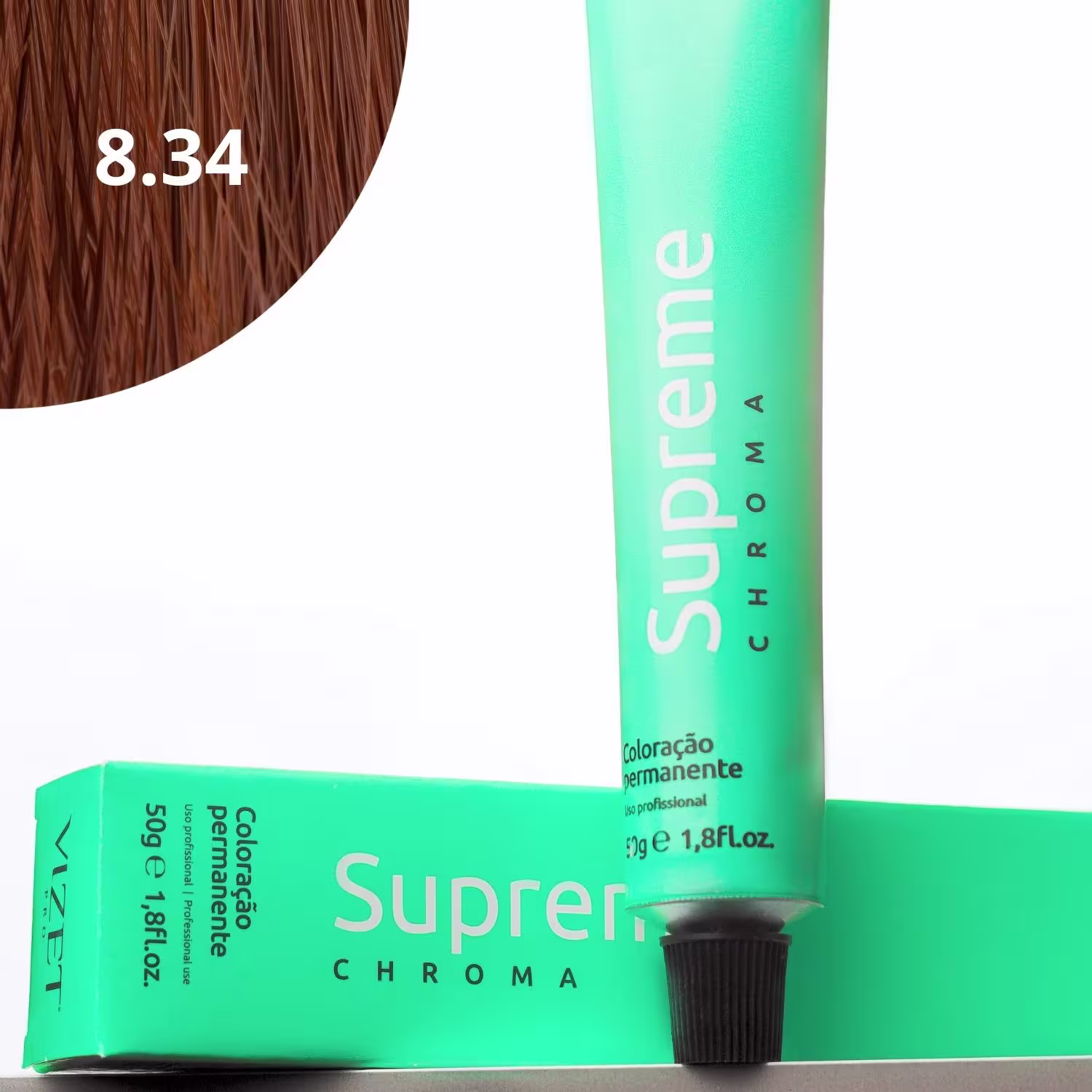 A imagem mostra a embalagem em tubo plástico verde claro com o nome da marca e produto impresso. Caixa retangular verde com detalhes do produto, incluindo a cor e o volume de 50g. No canto superior há uma pequena mecha com o tom da coloração.