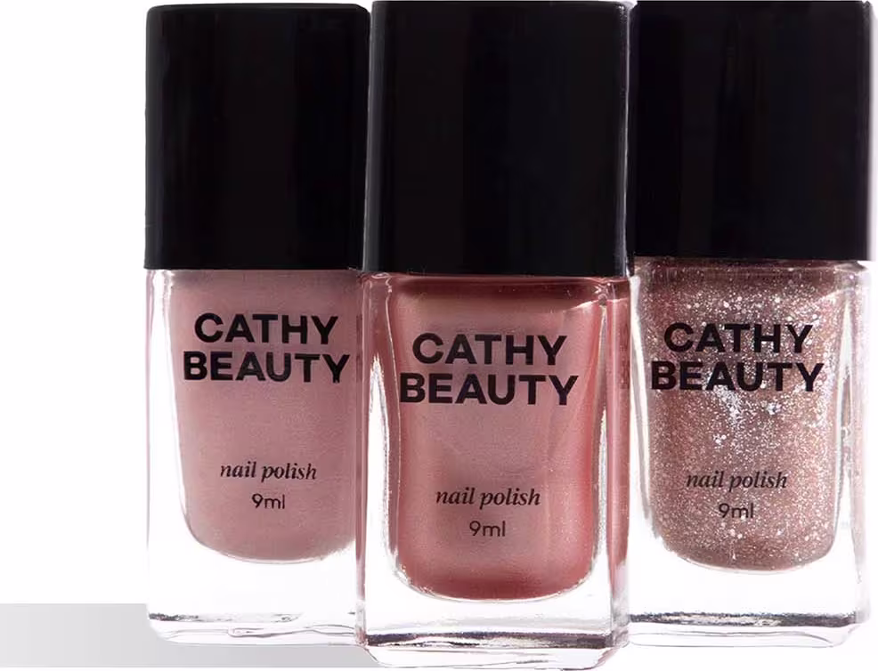 Três frascos de esmalte da marca Cathy Beauty, nas cores rosa, marrom e glitter. Cada frasco possui 9ml de produto e apresenta o nome da marca em destaque na embalagem preta.