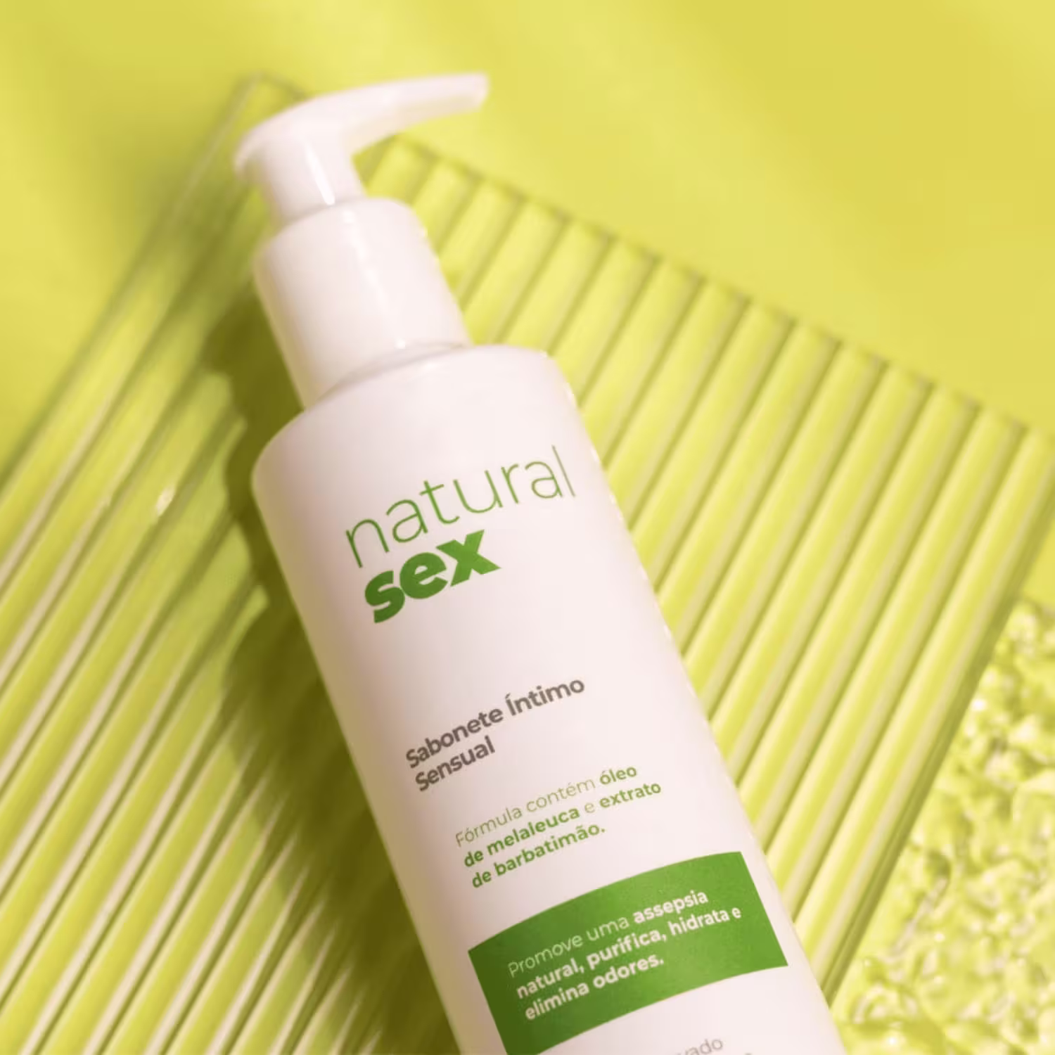 Sabonete Íntimo Líquido Natural Sex com fundo amarelo texturizado