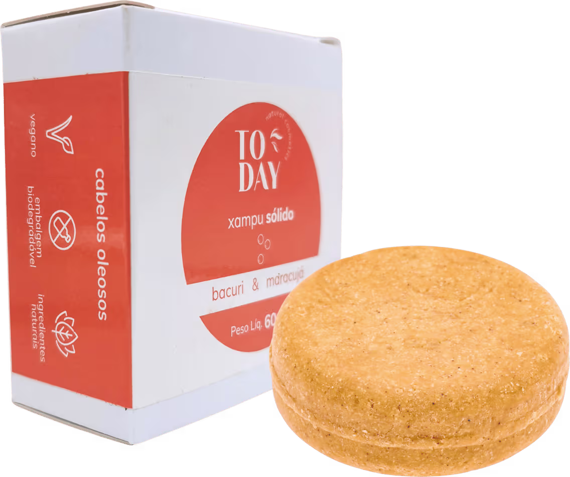 O produto apresentado é o shampoo sólido Bacuri & Maracujá da marca Today Natural Cosmetics. Ele vem em uma caixa branca com detalhes em laranja. Ao lado, há uma barra sólida de cor laranja com uma textura ligeiramente granulada.