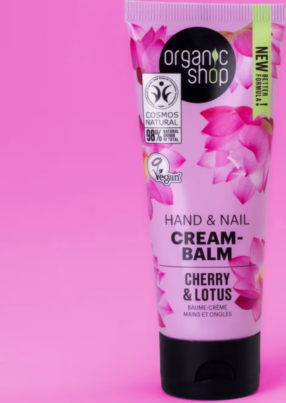 A imagem mostra o creme para mãos em tubo plástico com tampa preta. Predominam as cores rosa e branca na embalagem.