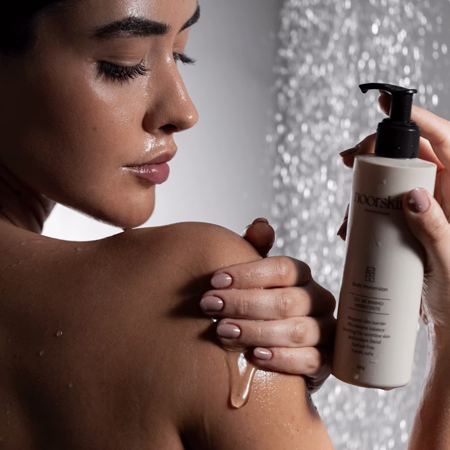 A imagem mostra uma modelo aplicando o gel de banho Noorskin