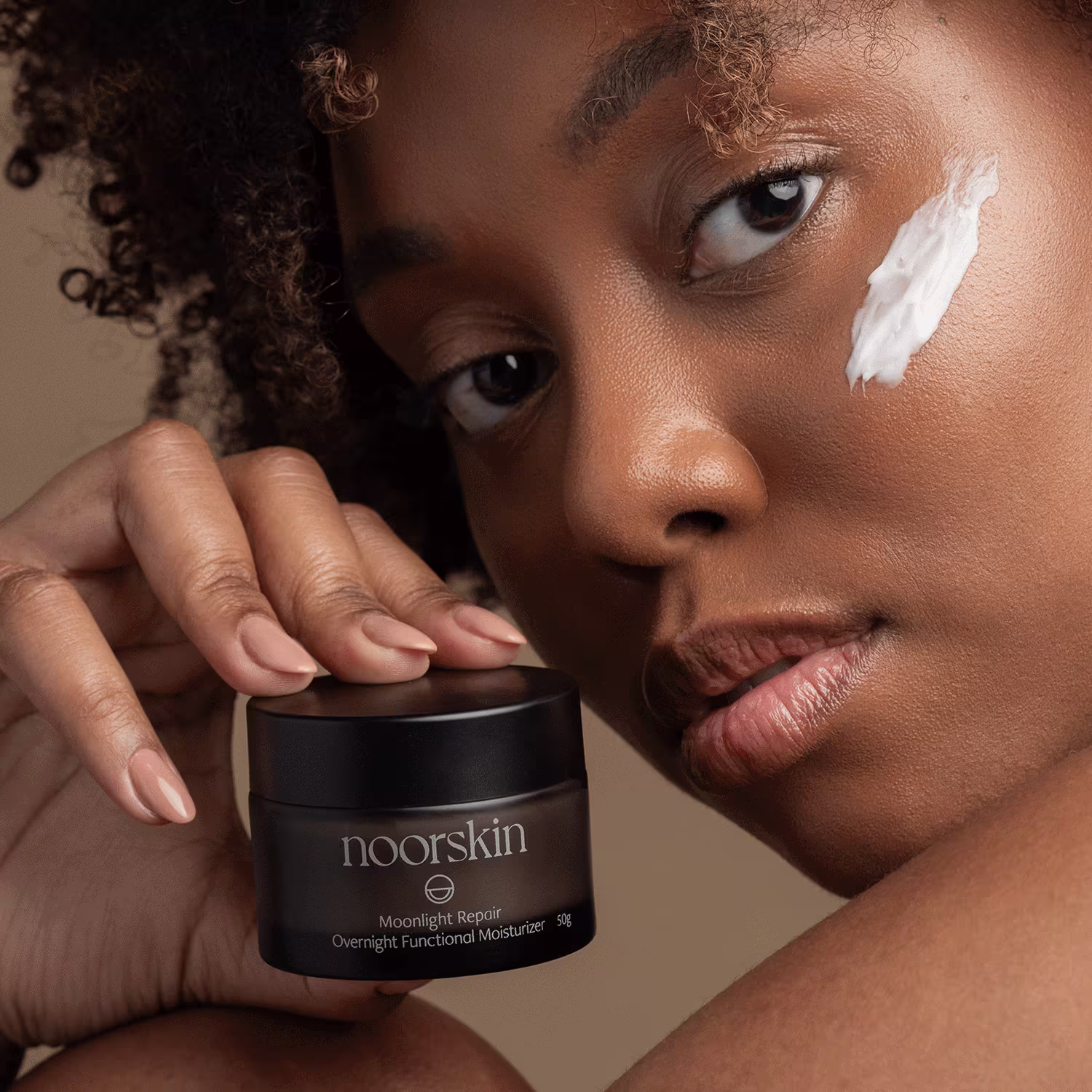 Modelo mostra aplicação do Hidratante Facial Noorskin Essential Beauty Moonlight Repair