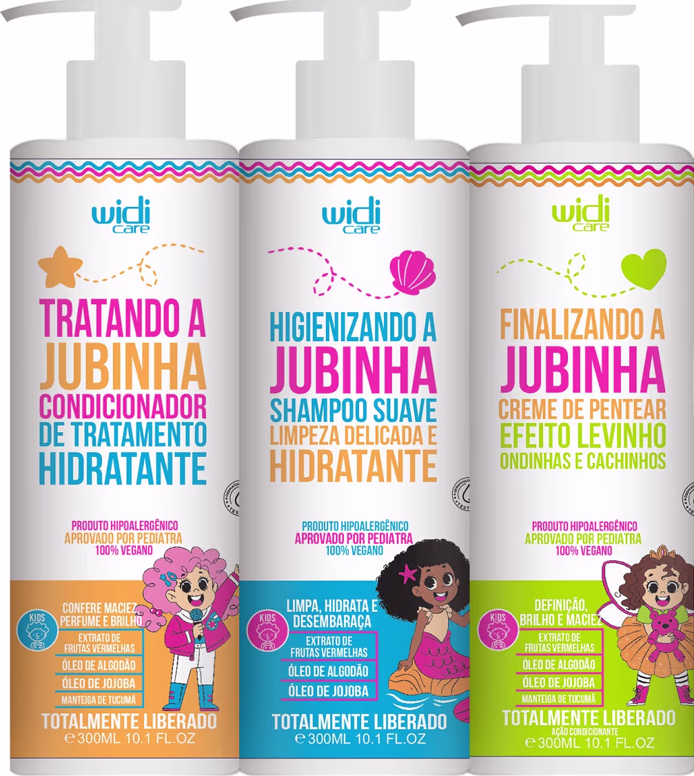 Três frascos de produtos Widi Care para cuidados com cabelos e pele de crianças, com rótulos coloridos e ilustrações de personagens. Os produtos incluem condicionador hidratante, shampoo suave e creme de pentear para cabelos e pele.