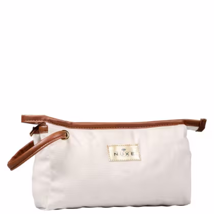 Bolsa cosmética branca com detalhes em couro marrom, com logotipo da marca "NUXE" visível. Embalagem compacta e portátil, provavelmente destinada a armazenar e transportar itens de beleza.