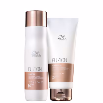 Shampoo e condicionador da linha Fusion da Wella Professionals. O shampoo de 250 ml. O condicionador é de 200 ml. Ambos os produtos têm o logotipo da Wella e a inscrição "Fusion".