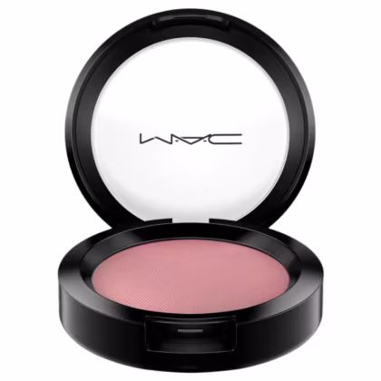 Blush compacto da marca M·A·C. Embalagem redonda preta com tampa transparente. O interior revela um pó prensado de tom rosa claro.