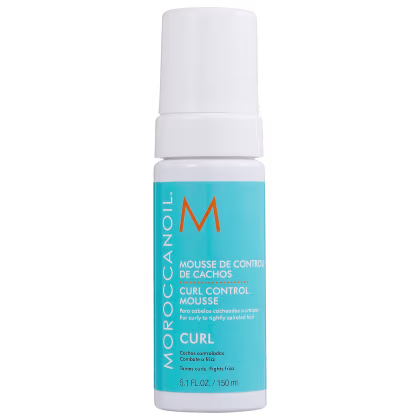 A imagem mostra o produto Moroccanoil Curl Control Mousse, embalagem cilíndrica na cor azul turquesa com tampa branca.  Traz o logotipo Moroccanoil em laranja.