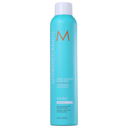A imagem mostra o produto Moroccanoil Finish Luminous Hairspray Medium 330ml, embalagem cilíndrica azul claro, M da marca "Moroccanoil" em laranja e a descrição do produto "Spray Fixador Luminoso" em azul e branco.