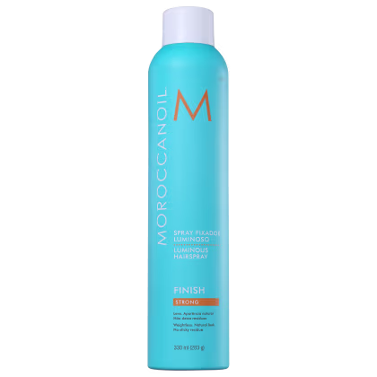 A imagem mostra o Spray Fixador Moroccanoil Finish Luminous Strong 330ml, com embalagem cilíndrica azul claro com tampa branca. Traz a letra M em laranja e texto em letras brancas e pretas.
