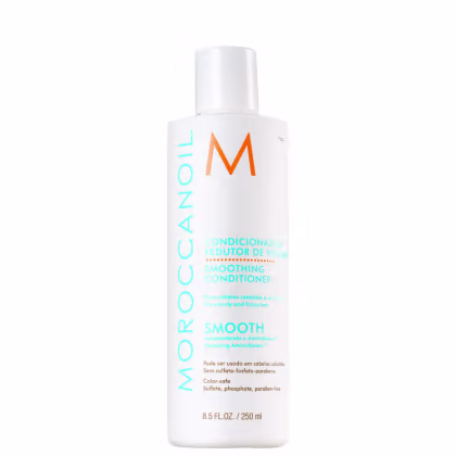 A imagem mostra o Condicionador Moroccanoil Smoothing 250ml. O frasco é branco, com capacidade de 1 litro, e tem uma bomba dosadora na parte superior para facilitar a aplicação. O design é minimalista, com o nome da marca em laranja e detalhes em azul.