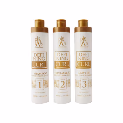 São três frascos de produtos para definir e tratar cabelos cacheados, da linha Defining Curl da marca Professional Paris Cosmetics. Os frascos cilíndricos têm tampa dourada e corpo branco com detalhes em dourado.